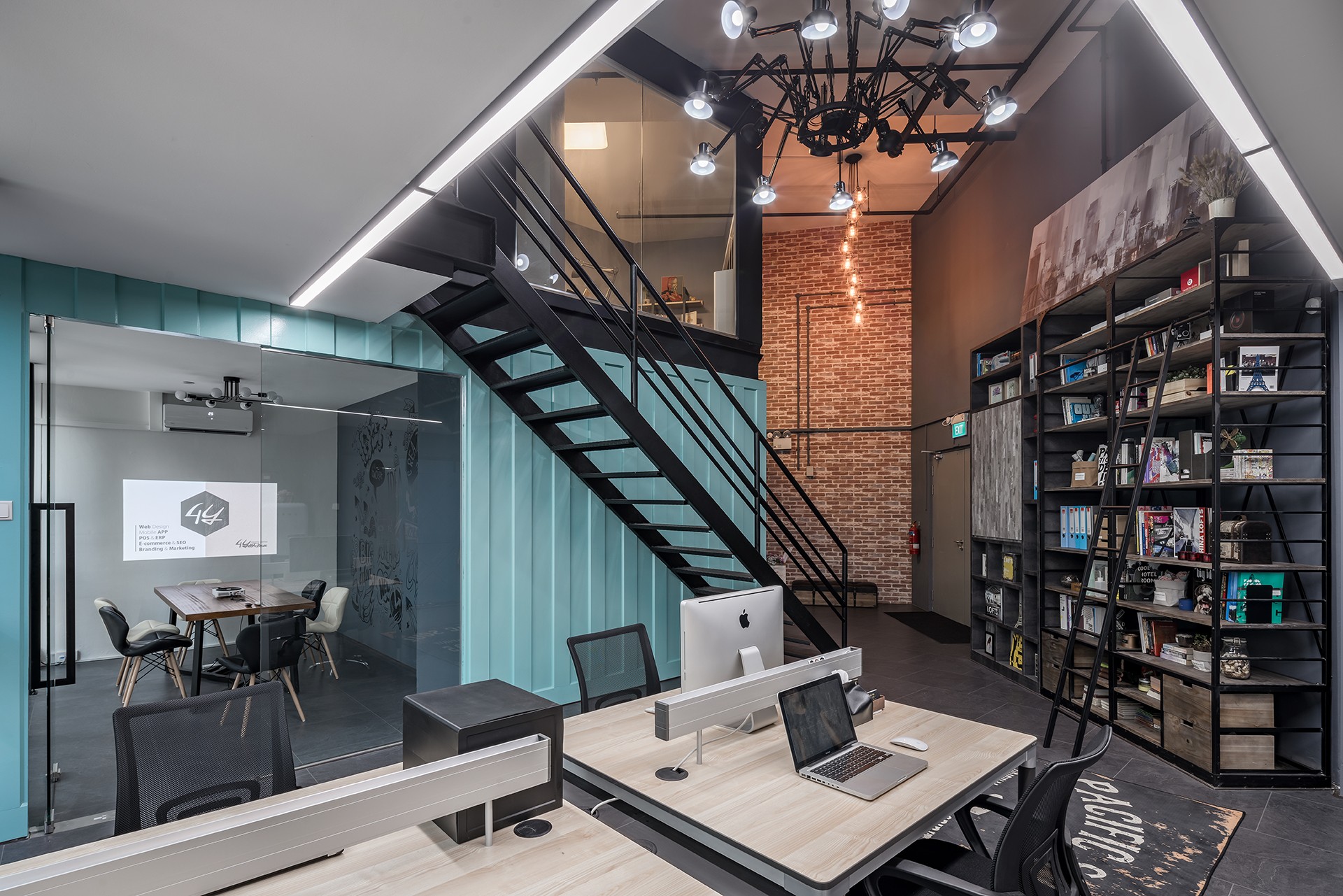 Unique-Office-Design-in-Container-Concept-thumbnail-photo-2